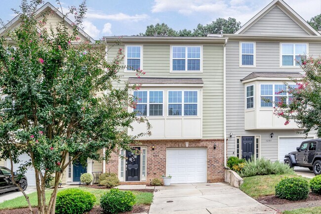 Building Photo - 4 Bedroom Heritage Townhome