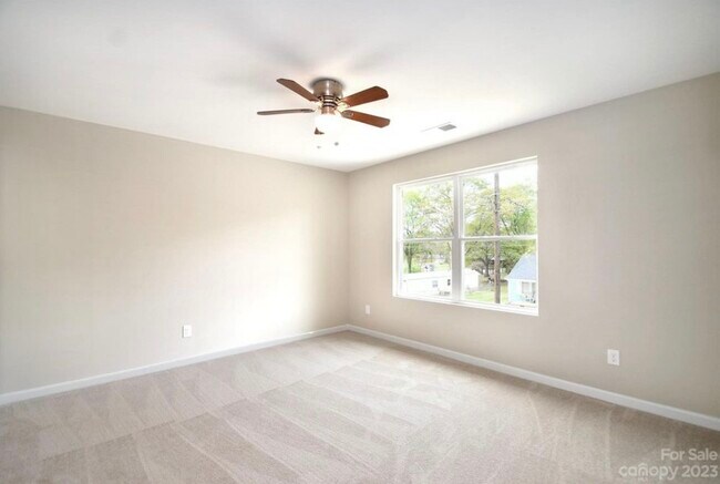 Building Photo - 905 Klondale Ave