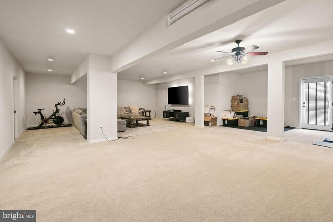 Building Photo - 42888 Southview Manor Dr