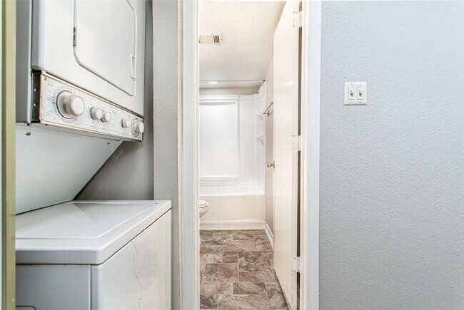 Building Photo - 1901 N Fitzhugh Ave