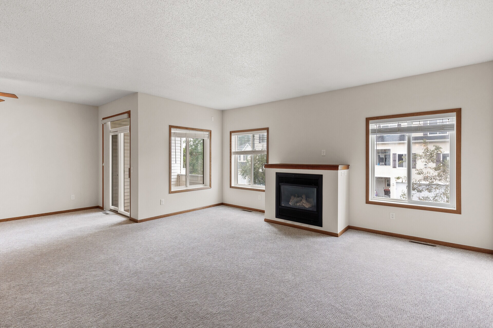 Building Photo - 6860 Meadow Grass Ln S