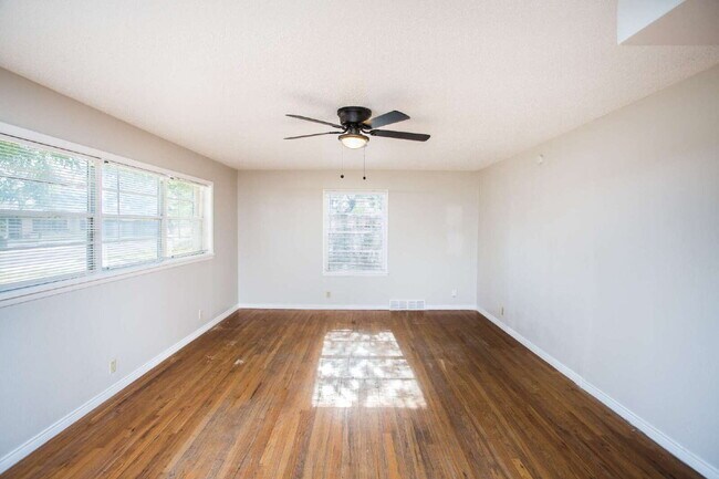 Building Photo - "Spacious 5-Bed Oasis with Granite Elegance & Hardwood Charm in Lubbock!"