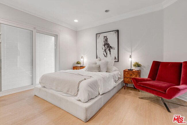 Building Photo - 367 S Oak Ave