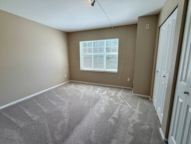 Building Photo - 2Bd/2.5Ba Redmond Townhouse