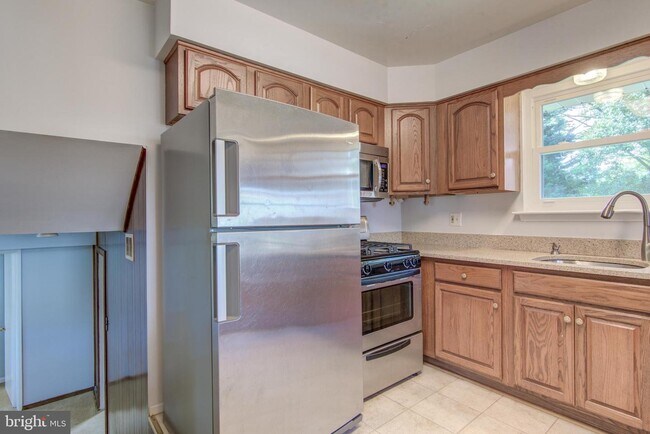 Building Photo - 8120 Drayton Ln