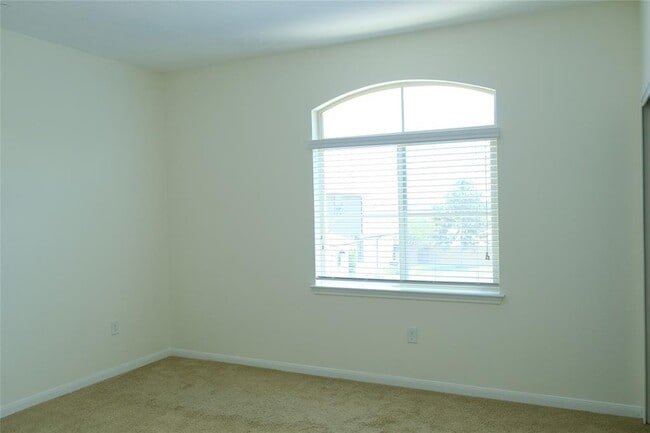 Building Photo - 2880 Donnell Dr
