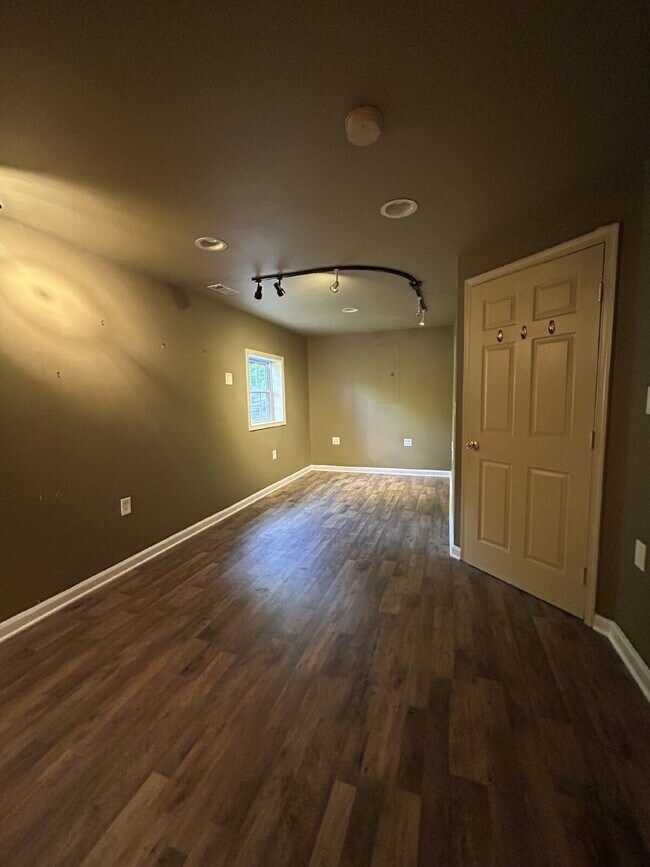 Building Photo - 427 Vesey Dr