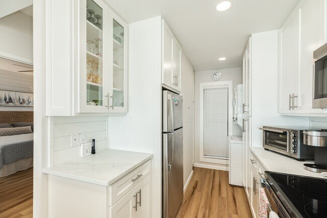 Building Photo - 7700 Seawall Blvd