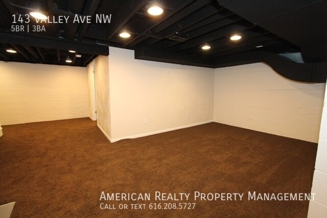 Building Photo - 143 Valley Ave NW