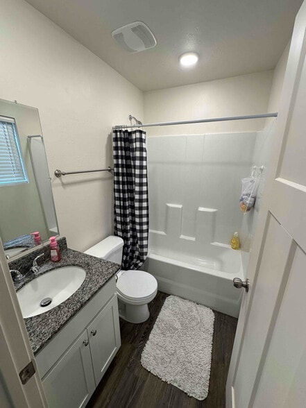 Building Photo - 393 W 625 N