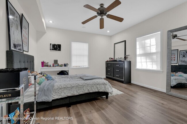 Building Photo - 374.5 W Park Ave