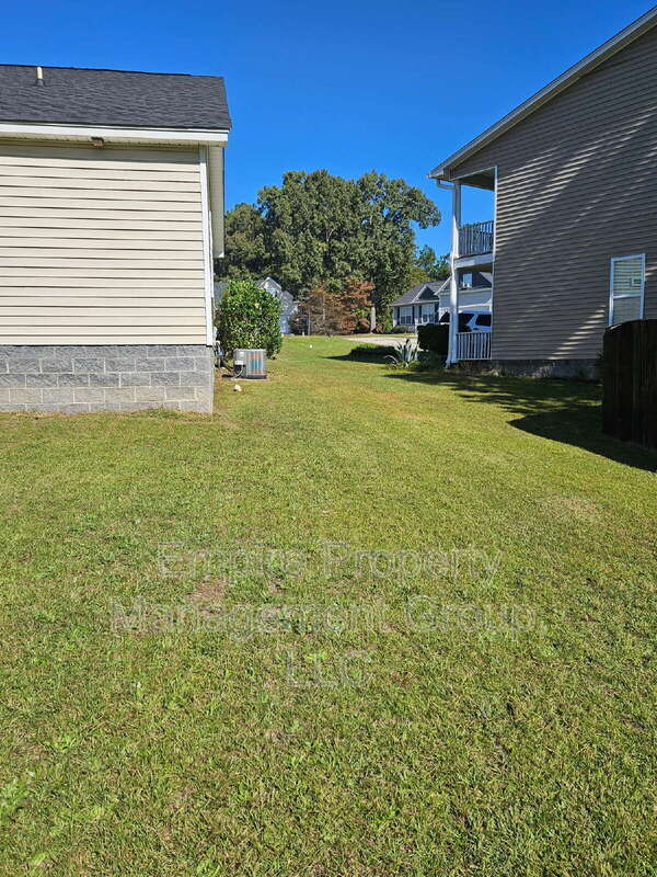 Building Photo - 13 Trillium Ct