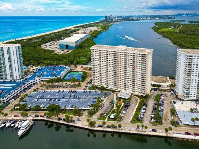 Building Photo - 300 Bayview Dr