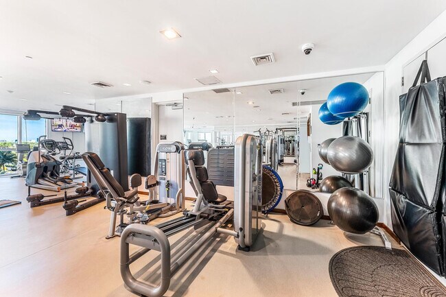 Building Photo - 101 S Fort Lauderdale Beach Blvd