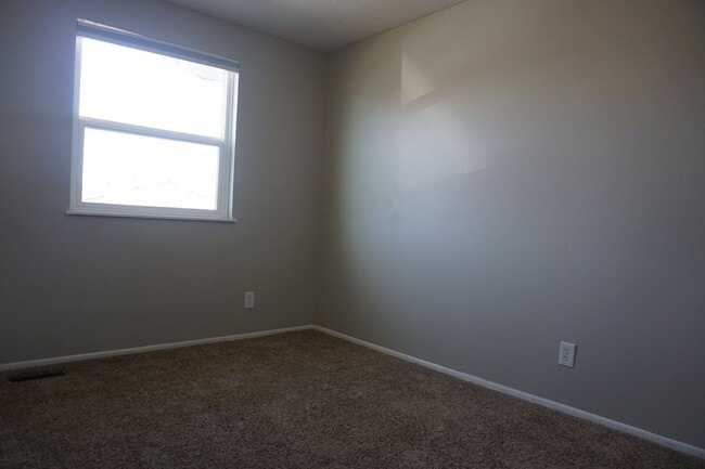 Building Photo - Quiet 4 Bedroom 2.5 Bath Taylorsville Home