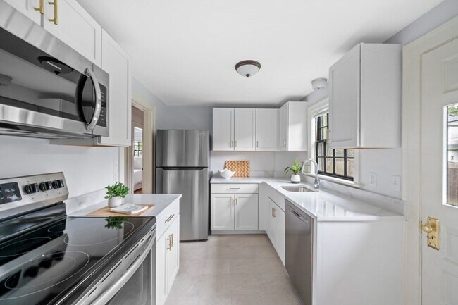 Building Photo - 24 Hereford Rd