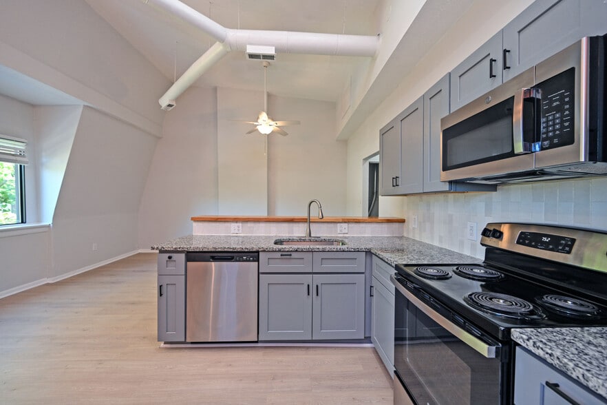 Building Photo - 2228 Kemper Ln