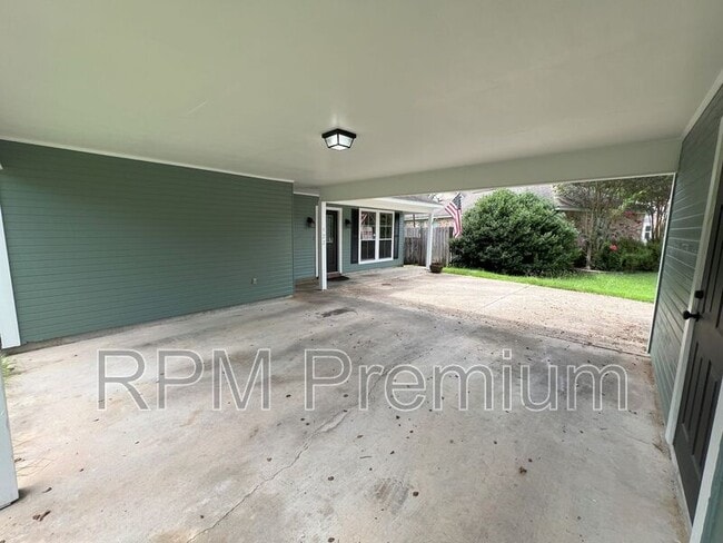 Building Photo - 522 Fawn Lake Dr