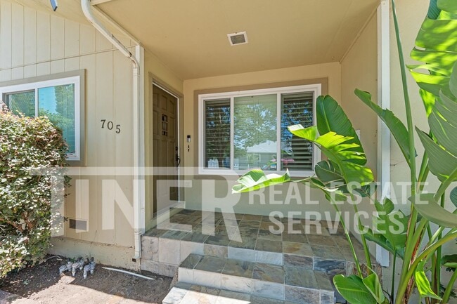 Building Photo - 705 Orange Grove Way