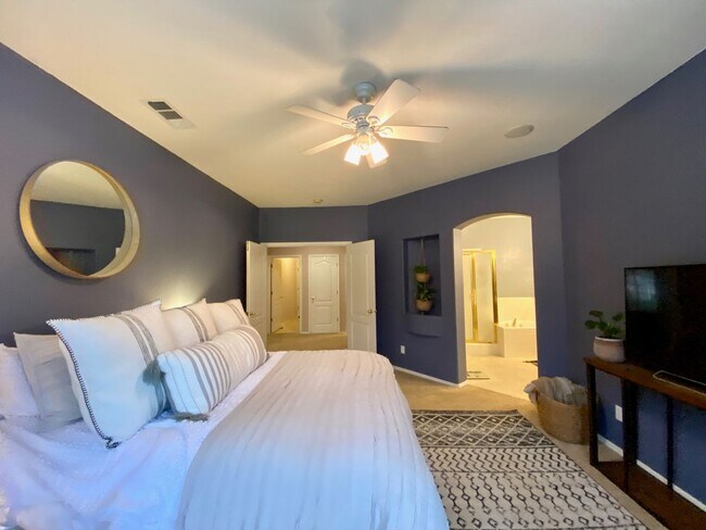 Building Photo - $2,450 Beautiful 3 Bedroom Home In  The Qu...