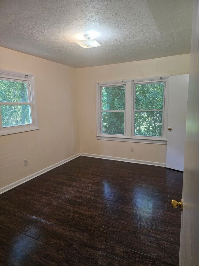 Building Photo - 2430 Oak Ridge St