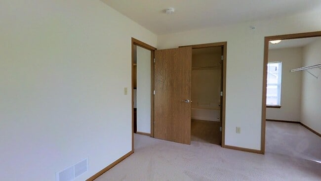 Building Photo - Condo Style Upper 3 Bedroom 2 Bathroom Apartment is Available