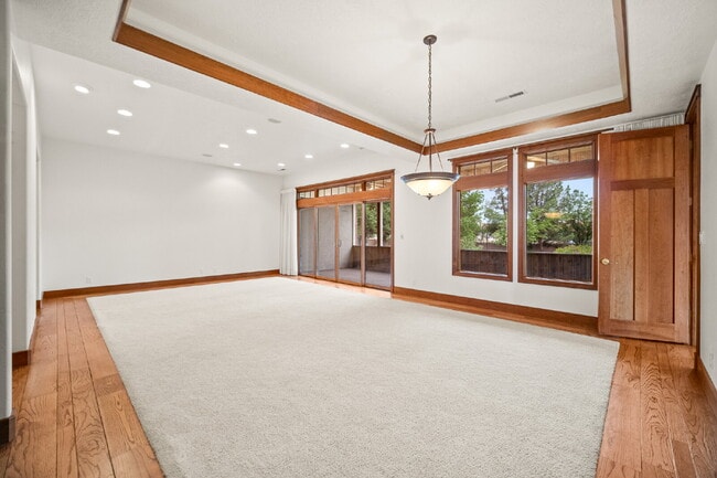 Building Photo - "Spacious 4-Bedroom, 4.5 Bathroom 4792 sq. ft. Retreat with Scenic Views and Cozy Fireplace in St...
