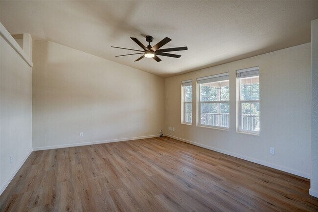 Building Photo - 3 Bedroom, 2 Bath Home with Views of Willo...