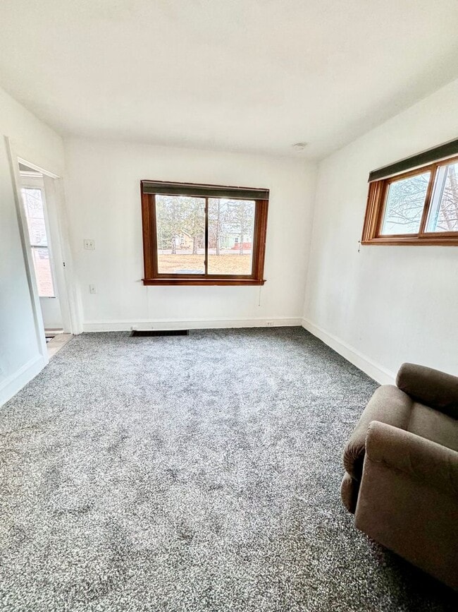Building Photo - AVAILABLE August 15th - 2 BED, 1 BATH HOME