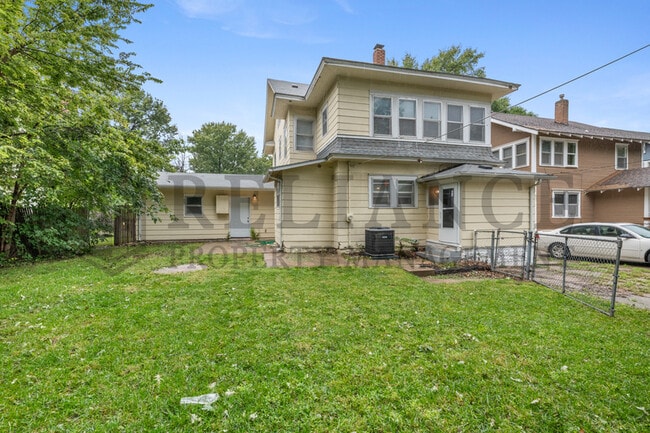 Building Photo - 332 N Rutan St