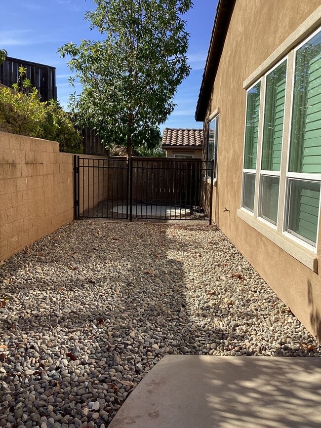 Building Photo - Beautiful Newer Rice Ranch Single Story Ho...