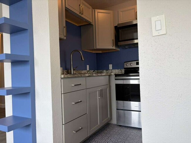 Building Photo - P233 - Lynd #9