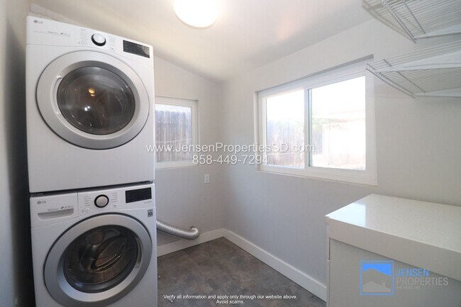 Building Photo - 2BR/1BA HOUSE w/ DRIVEWAY + GARAGE, WASHER...