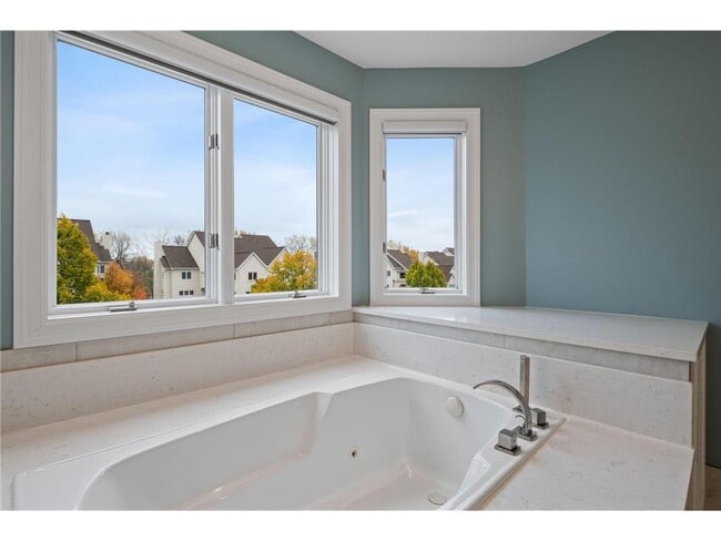 Building Photo - 517 River St