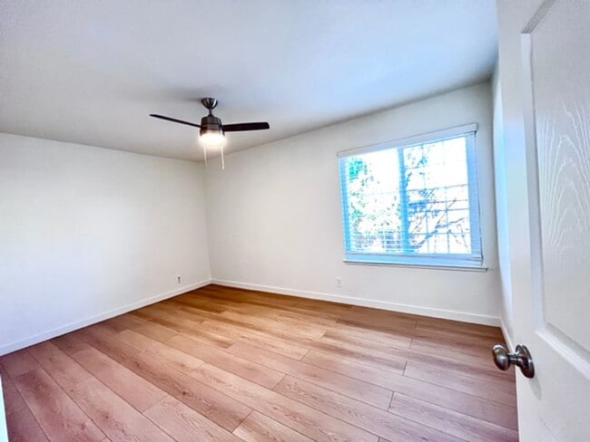 Building Photo - Updated and Move-In Ready 3BD/2BA, Single-...