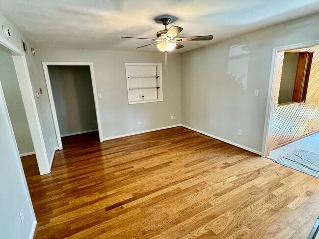 Building Photo - Newly Painted 4BR/2BA house in Pembroke Me...