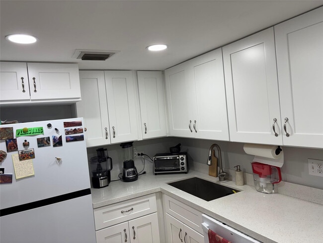 Building Photo - 3650 Inverrary Dr