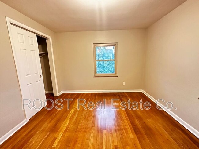 Building Photo - 1545 Garling Ave