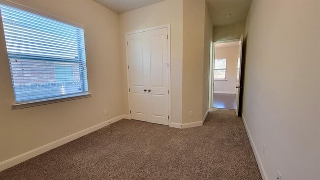 Building Photo - 706 Old Settlers Dr