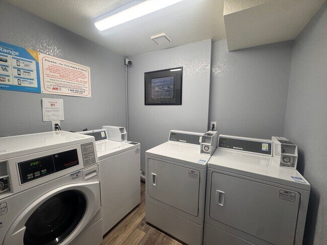 Building Photo - Spacious 2 Bed / 2 Bath Long Beach Condo Near Traffic Circle, CSULB & Belmont Heights