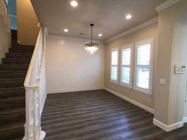 Building Photo - Stunning Eagle Ridge Home