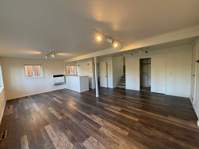 Building Photo - 916 Sunset Dr