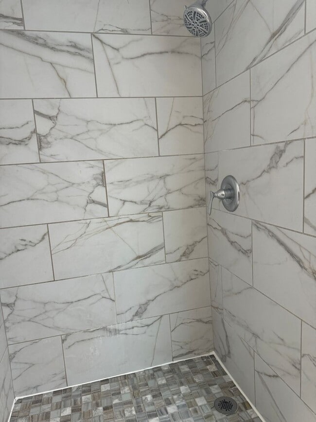 Building Photo - 4 BED, 3 BATH, Fully renovated Single Fami...