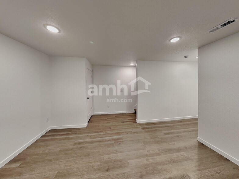 Building Photo - 350 N Addison Way