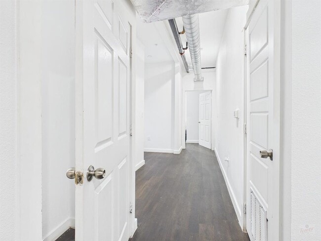 Building Photo - 1010 W 26th St