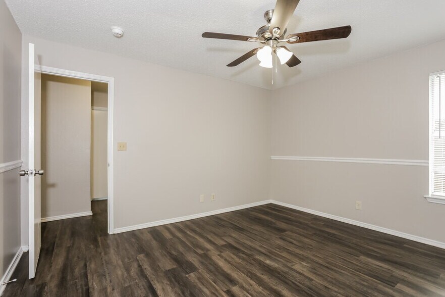 Building Photo - 8120 Camelot Rd