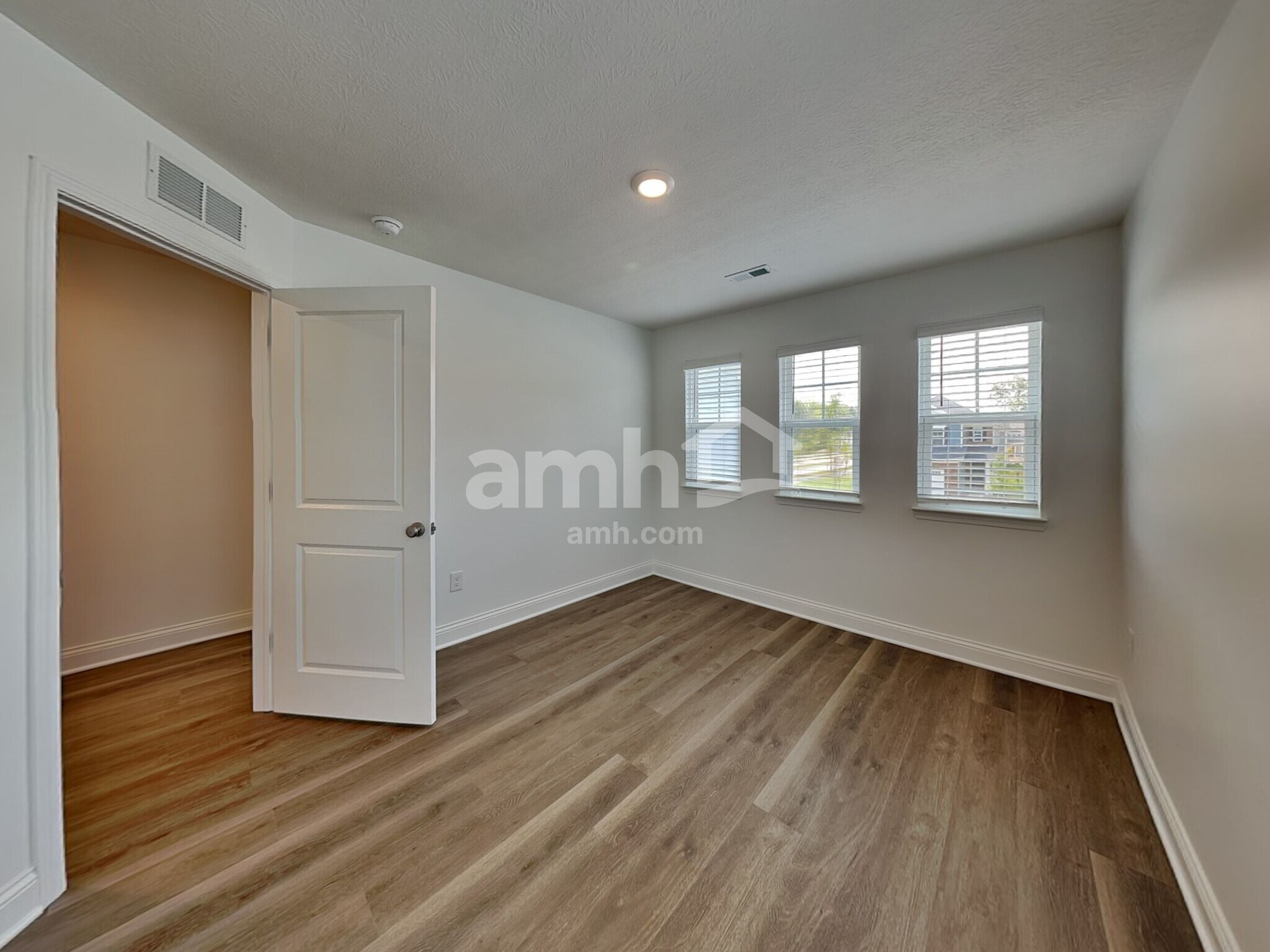 Building Photo - 300 Pne Hl Ct