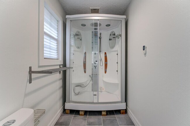 Building Photo - 560 Landfall Ln
