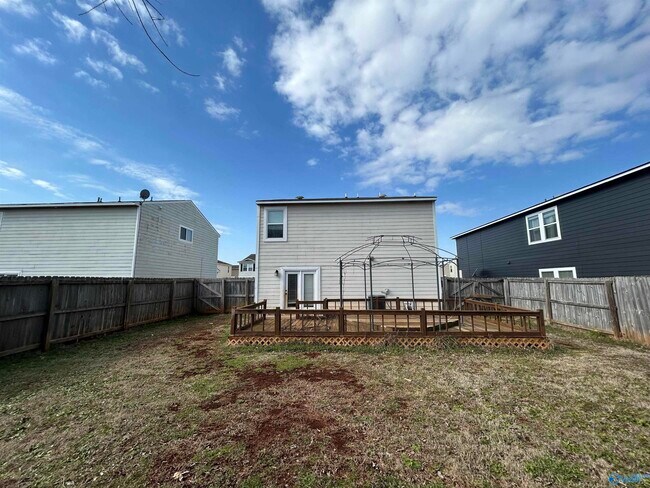 Building Photo - 3140 Lakeland Dr SW