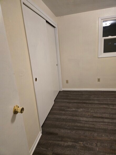 Building Photo - 513 N Oak Ave